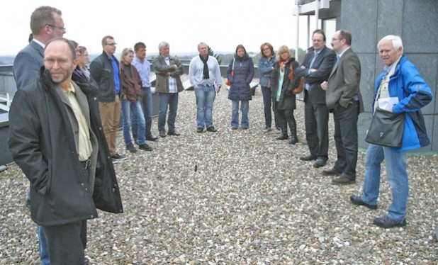 Auf dem Kreishausdach schauten sich die Teilnehmer die Photovoltaik-Anlage an (Foto: Hendrik Klein/Märkischer Kreis).