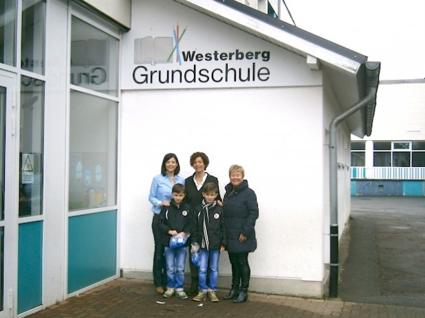Schulleiterin Britta Halbe (links) mit Lernpatinnen und Patenkindern (Foto: Deutscher Kinderschutzbund - Kreisverband Olpe e.V.).