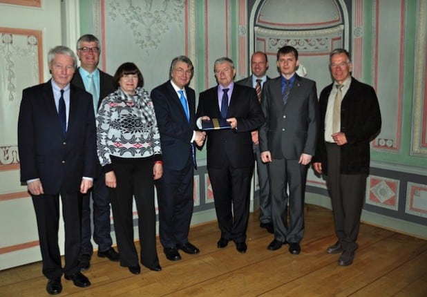 Zu einem angeregten Gespräch über das Duale Bildungssystem Deutschlands trafen sich die Teilnehmer der russischen Delegation aus Taganrog, Alexander Zabezhailo (4. v.r.), Witali Lapschitschoff (2. v.r.) und Natalja Petrovskaya gemeinsam mit dem stellvertretenden Bürgermeister von Lippstadt, Wilhelm Börskens (4. v.l.) sowie den Herren Franz Klocke, Guido Harst, Dr. Frank Heimlich und Hermann Strutz (v.l.n.r.).