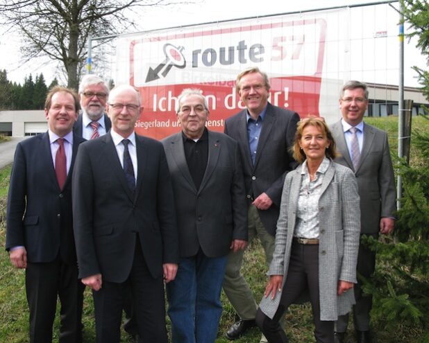 Im Bild (v.l.): Christian Kocherscheidt (Vorsitzender/EJOT), Winfried Schwarz (Beisitzer/EJOT), Hermann-Josef Droege (Kassenwart/IHK Siegen), Werner Leis (Beisitzer/Regionsgeschäftsführer DGB-Region Südwestfalen), Bernd Weide (Schriftführer/ Steiner GmbH & Co. KG), Elke Thorwarth (Beisitzerin/ Birkelbach Kondensatortechnik GmbH), Axel Theuer (Beisitzer/ Sparkasse Wittgenstein). Es fehlen: Willi Brase (stv. Vorsitzender /MdB und DGB) und Eckehard Hof (Beisitzer/Berge-Bau).