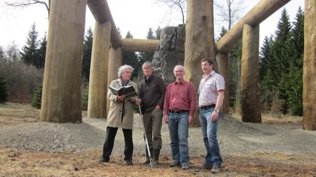 Aktuelle Krönung des Projekts Waldskulpturenweg: Die Neuerrichtung der Skulptur „Stein, Zeit, Mensch“ von Nils Udo, (v.l.:) Wolfgang Suttner, Nils-Udo, und Wolfgang Völker mit Rainer Hirschhäuser von der Wittgensteiner Akademie (Foto: Kreis Siegen-Wittgenstein).