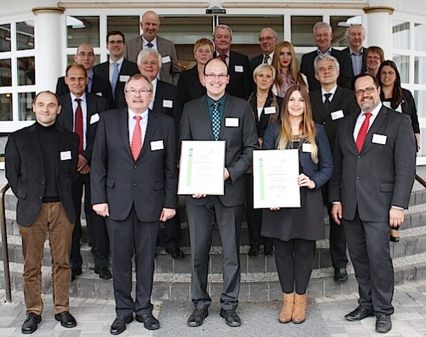 Die Preisträger mit Landrat Frank Beckehoff, Mitgliedern des Kreistags, Professoren der Universität Siegen, Kollegen von Muhr und Bender sowie Familienangehörigen (in der ersten Reihe von links: Prof. Dr. Ulrich Jonas, Landrat Frank Beckehoff, Michael Alfes, Isabel Höfer und Prof. Dr. Peter Haring Bolivar, Foto: Kreis Olpe).