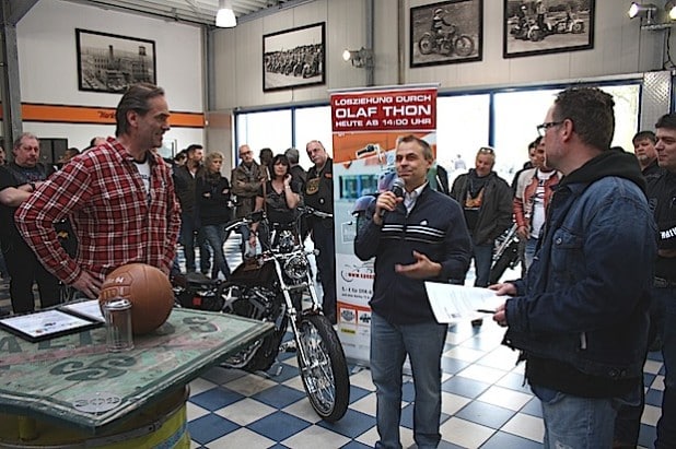 Die Verlosung der Gewinne der www.spendenaktion-motorrad.de mit Andreas Bergerforth, Olaf Thon und Arnd Dickel beim Open House von Thunderbike H-D Hamminkeln (Foto: DRK-Kinderklinik Siegen gGmbH).