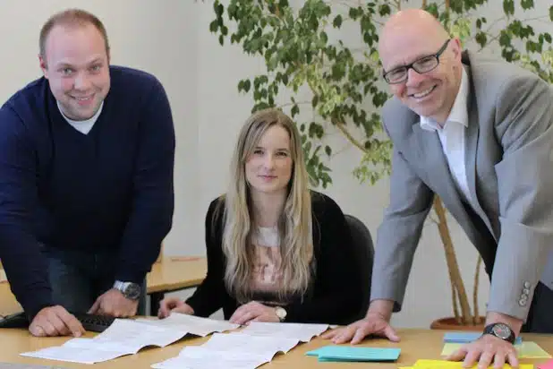 Im Wilnsdorfer Rathaus sind neben Wahlleiter Helmut Eich (r.) drei weitere Kollegen für die Vorbereitung der Kommunal- und Europawahlen am 25. Mai im Einsatz, darunter Patrick Gnädig und Lisa Wagener (Foto: Gemeinde Wilnsdorf).