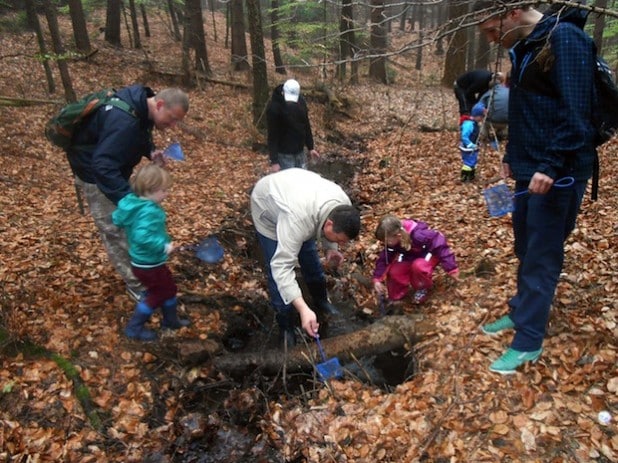 Beim Workshop „Am Bach“ unter der Leitung von Tim Graumann waren „Die Kleinen vom Erbenberg“ und ihre Väter und Großväter begeistert bei der Sache (Foto: Stadt Iserlohn).