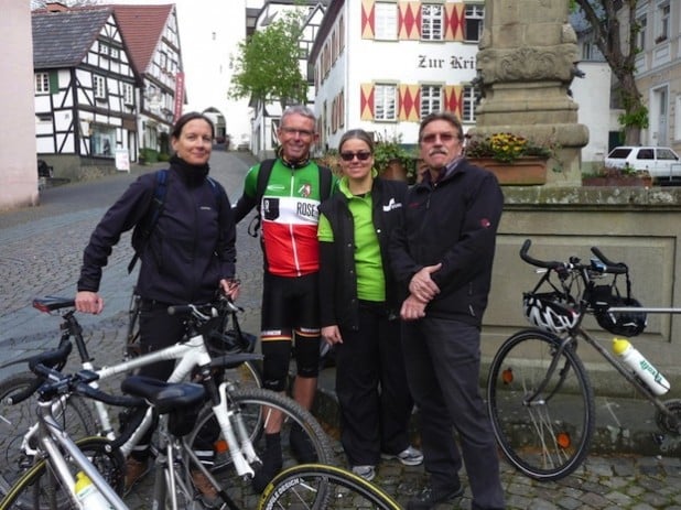 Tag 2 der RuhrtalRadweg-Tour startete am Maximilian-Brunnen. Hier wurde Hans-Peter Durst (2. v.l.) begrüßt von Stephanie Plümper (2. v.r.), Vorstandsmitglied des Behindertensportbundes NRW, sowie von Manfred Schäfer, Radverkehrsbeauftragter der Stadt Arnsberg, und Dr. Katrin Henneke, Zukunftsagentur der Stadt, die ihn ein Stück begleiteten (Foto: Stadt Arnsberg).