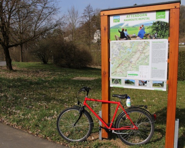 Die neuen Informationstafeln entlang der Radroute Repetal bieten Radfahrern in Zukunft ausführliche Informationen (Foto: Hansestadt Attendorn).