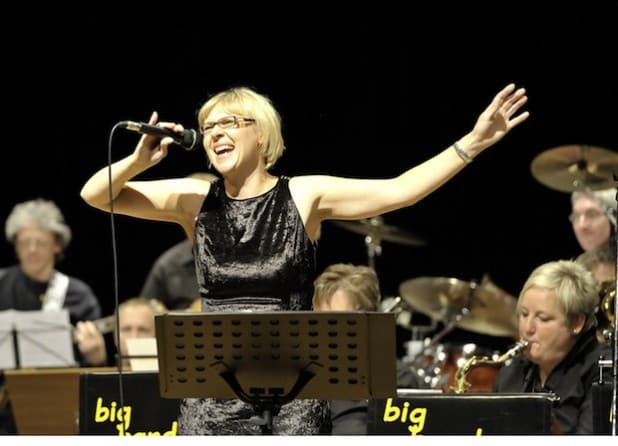 Die Bigband Swingsound aus Kierspe mit Sängerin Michaela Neunz (Foto: Mirko Langenscheidt).