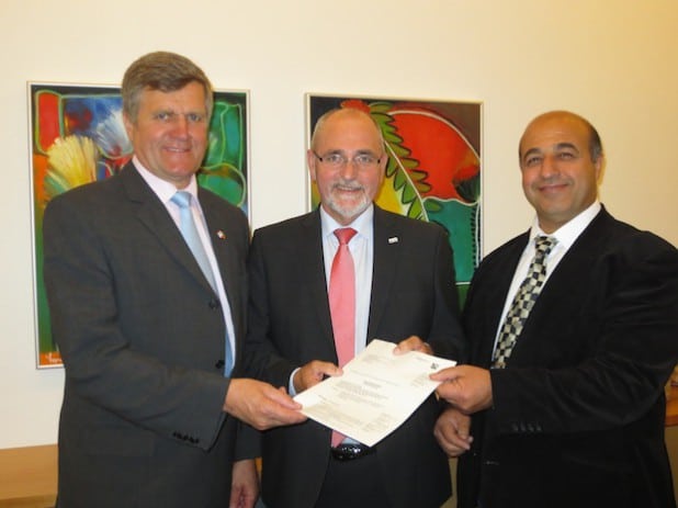 Von links: Bürgermeister Manfred Gödde, Regierungspräsident Dr. Gerd Bollermann und Jawad Kayed, Stadtwerke Warstein (Foto: Bezirksregierung Arnsberg).