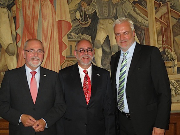 Von links: Regierungspräsident Dr. Gerd Bollermann, Abteilungsdirektor Friedrich Wilhelm Wagner UND Minister Garrelt Duin (Foto: Bezirksregierung Arnsberg).