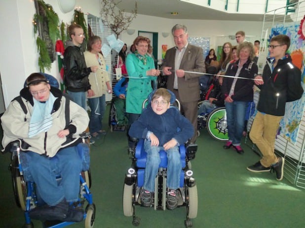 Gemeinsam mit den Schülerinnen und Schülern eröffnete Olsbergs Bürgermeister Wolfgang Fischer die Ausstellung (Foto: Schule an der Ruhraue).