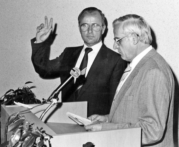 Der damalige Landrat Dr. Walter Hostert (rechts) nahm Dr. Bernhard Schneider am 1. Juli 1986 den Amtseid ab (Foto: Märkischer Kreis).