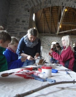 Familien nutzten die museumspädagogischen Angebote an der Luisenhütte (Foto: Lange/Märkischer Kreis).