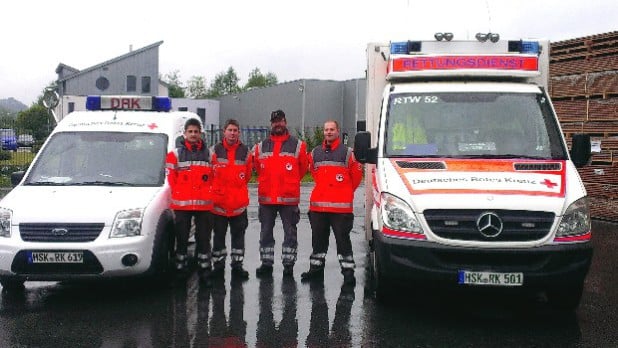 Ramiz Mehana, Manuel Kröger, Michael Kraemer und Mathias Uthoff  (v.l.) mit dem Rettungstransportwagen aus Brilon (Foto: DRK Marsberg).