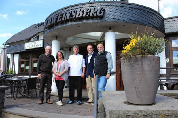 Franz Rotter, Andrea Schiller, Hartmut Schweinsberg und Klaus Kreikemeier von EiL, sowie Hendrik Schweinsberg vom Hotel Schweinsberg (in der Mitte) - Foto: Stadt Lennestadt.