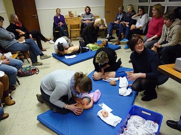 Erste Hilfe am Kind übten Eltern, Lehrer und Erzieher/-innen im DRK-Familienzentrum Thülen (Foto: Kindergarten Thülen).