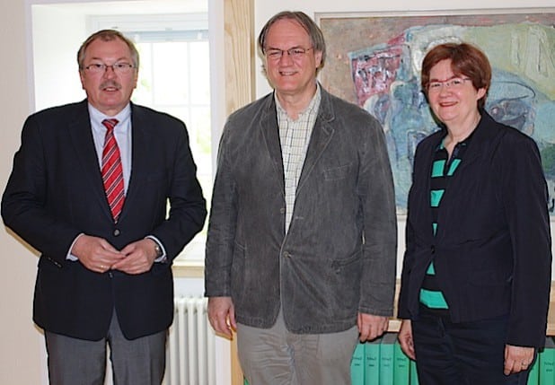 Manfred Göbel (Mitte) berichtete im Kreishaus über seine Arbeit in Brasilien (Foto: Kreis Olpe).