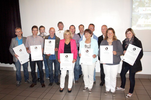 Zehn Fachhändler und Handwerker wurden  von der Zeitschrift "markt intern" mit dem 1a-Siegel ausgezeichnet. Die Stadt Halver wurde zudem als "1a-Einkaufstadt" ausgezeichnet (Foto: Allgemeiner Anzeiger).