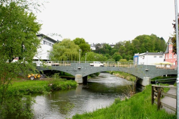 Die Bauarbeiten an der Ruhrbrücke schreiten voran (Foto: Stadt Meschede).