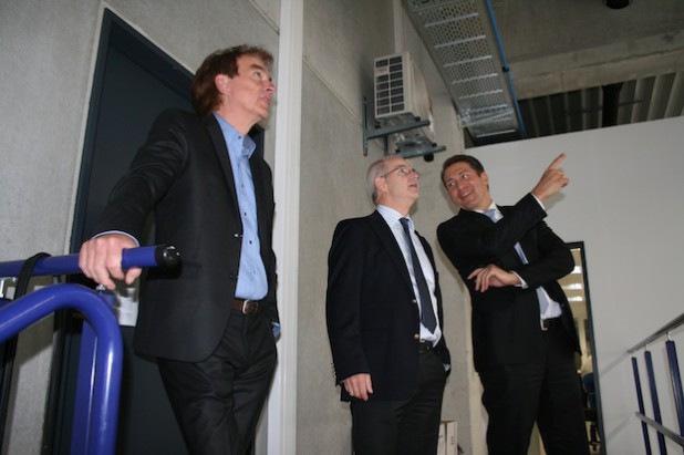 Diplom-Ingenieur Erhard Schmale (Mitte), zeigt Bürgermeister Bernhard Baumann (rechts) und dem Allgemeinen Vertreter Wolfgang Weber die neue Produktionshalle der AQS Logistic Systems (Foto: Gemeinde Neunkirchen).