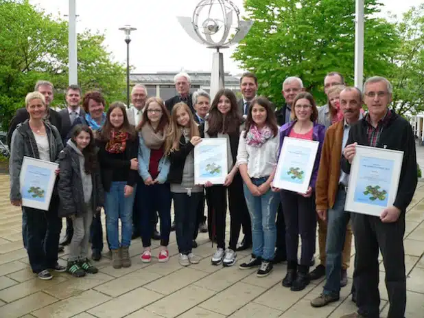 Eine ganze Preisträgerschar freut sich über den Erhalt des Klimaschutzpreises 2013 (Foto: Gemeinde Neunkirchen).