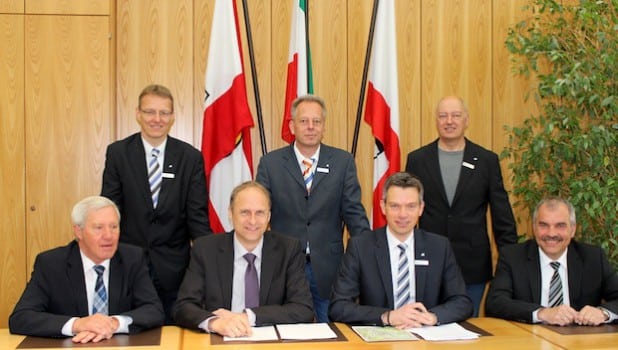 Zufrieden mit dem Vertragsabschluss zeigten sich (oben von links) Klaus Hesener, Carsten Graumann und Michael Koch sowie (unten von links) Martin Köhler, Ingo Ehrhardt, Wolfgang Hilleke und Roland Schwarzkopf (Foto: Hansestadt Attendorn).