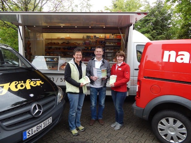 Von links: Heike Müsse von der Bäckerei Höfer, Jörg Pietschmann von der Bäckerei Pietschmann und Larissa Paul vom Rewe Nahkauf Paul gehören zu den Anbietern, die die Lieferung bis direkt vor die Haustür möglich machen (Foto: Stadt Hilchenbach).