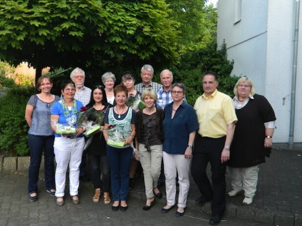 Vorstand und Einsatzleitung des Pflegekreises Wilnsdorf ehrten langjährige Helfer: Christine Kapitza, Cornelia Schmelzer, Gerhard Denker, Liane Kosch, Eva Dornhöfer, Mechthild Heinrich, Alexandra Rink, Elke Manderbach, Felix Leukel, Erich Eckhardt, Jutta Schmidt, Klaus Grünebach und Inge Kölsch (v.l.n.r.) - Gemeinde Wilnsdorf.
