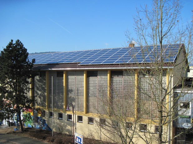 Die Photovoltaikanlage auf der Turnhalle in Dahlbruch wurde im Jahre 2010 errichtet. Die 29 kWp-Anlage erzeugt jährlich etwa 23.000 kWh und spart dadurch rund 14 Tonnen CO2 pro Jahr (Foto: Stadt Hilchenbach).