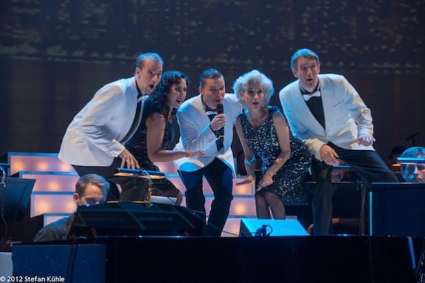 "Fly Me to the Moon": Raymond Ayers, Jaclyn Bermudez, Jeffery Krueger, Marilyn Bennett und Orlando Mason (Foto: Stefan Kühle/theaterhagen)