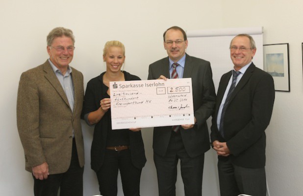 Freuten sich über 2.500 Euro (von links): Günter Nülle, Mandy Owczarzak, Landrat Thomas Gemke und Eckehard Beck (Foto: Hendrik Klein/Märkischer Kreis).