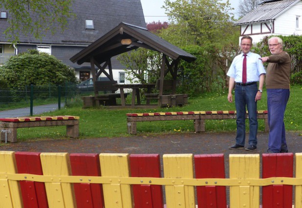 Hans-Peter Hasenstab zeigt sich erfreut über die ehrenamtliche Arbeit von Klaus Stötzel (Foto: Stadt Hilchenbach).