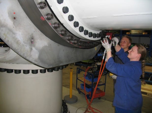 Vanessa Stitz und Thomas Probst, beide Industriemechaniker, bereiten den Prüfstand für den nächsten Einsatz vor - Foto: Stadt Lippstadt.