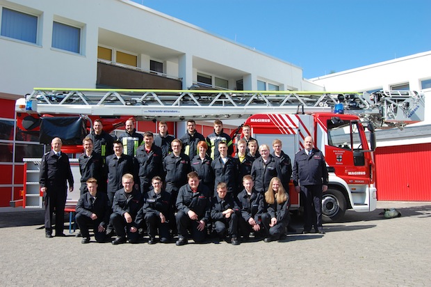 Attendorns stellvertretender Leiter der Feuerwehr, Peter Heuel (links), sowie der Lehrgangsleiter Rüdiger Welniak (rechts) waren mit den gezeigten Leistungen zufrieden (Foto: Pressestelle Feuerwehr Attendorn).