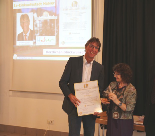 Dagmar Franke und Bürgermeister Dr. Bernd Eicker bei der Urkundenvergabe (Foto:  Stadtmarketing für Halver e.V.).