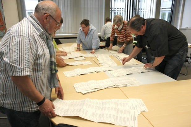 Stimmenauszählung der EU-Wahl im Lüdenscheider Kreishaus (Foto: Erkens/Märkischer Kreis).