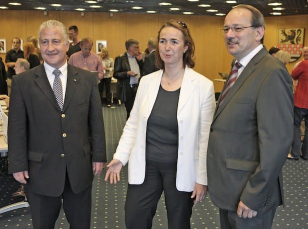 Verfolgten gespannt die Auszählung (von links): Lutz Vormann (SPD), Angela Freimuth (FDP) und Landrat Thomas Gemke (CDU) - Foto: Hendrik Klein/Märkischer Kreis.