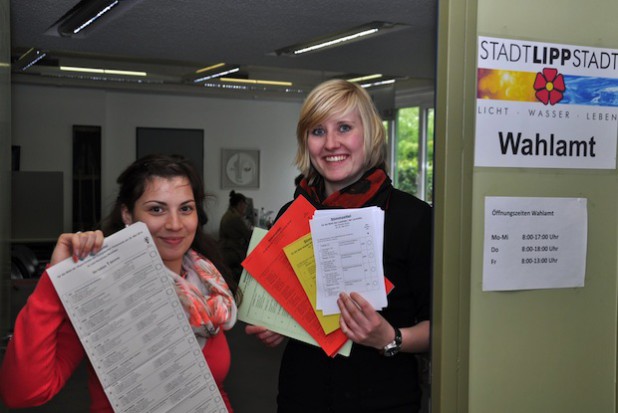 Im Wahlamt herrscht viel Betrieb. 3.230 Briefwahlunterlagen wurden bereits beantragt und unter anderem von den beiden Mitarbeiterinnen Maria-Loredana Giunta und Sarah Büttner (v.l.) bearbeitet (Foto: Stadt Lippstadt).