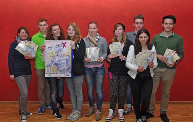 Die engagierte Schülergruppe um Projektkoordinatorin Kathrin Militzer (links) ist mächtig stolz auf ihren eigens entworfenen Flyer zur anstehenden Kommunalwahl (Foto: Stadt Lippstadt).