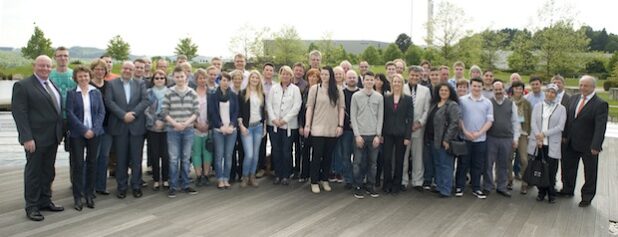 Die zukünftigen Auszubildenden besuchten jetzt zusammen mit ihren Eltern ihren Ausbildungsbetrieb Busch-Jaeger. Ge- schäftsführer Jürgen Högener (r.) begrüßte die jungen Leute und wünschte ihnen viel Glück für die Zukunft (Foto: Busch-Jaeger).