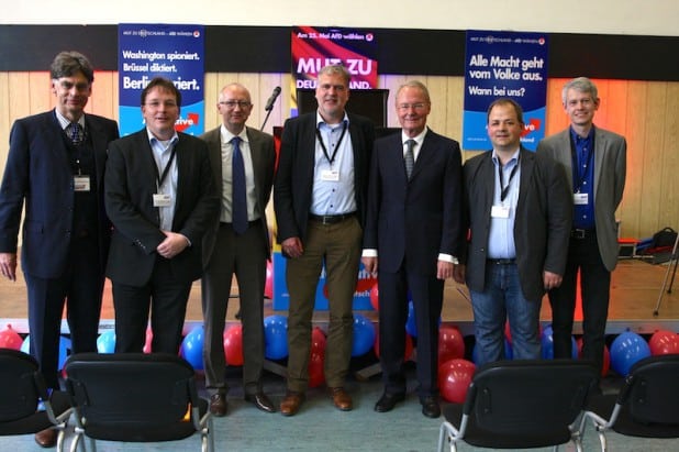 Der Vorstand der AfD im Kreis Olpe zusammen mit den Rednern. VlnR: Dr. Michael Balke, Dr. Burkhard  Ledig, Reiner Rohlje, Klaus-Peter Berg, Hans-Olaf Henkel, Sven Oliver Rüsche, Dr. Dominik Burghardt.