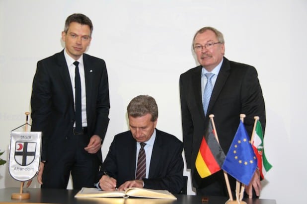 Im Beisein von Attendorns Bürgermeister Wolfgang Hilleke (l.) und Landrat Frank Beckehoff (r.) trug sich Günther Oettinger in das Goldene Buch der Hansestadt Attendorn ein (Foto: Hansestadt Attendorn).