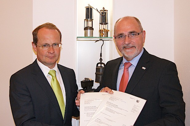 Regierungspräsident Dr. Gerd Bollermann (rechts) übergab jetzt zwei Förderbescheide an HSK-Kreisdirektor Dr. Klaus Drathen (Foto: Bezirksregierung Arnsberg).