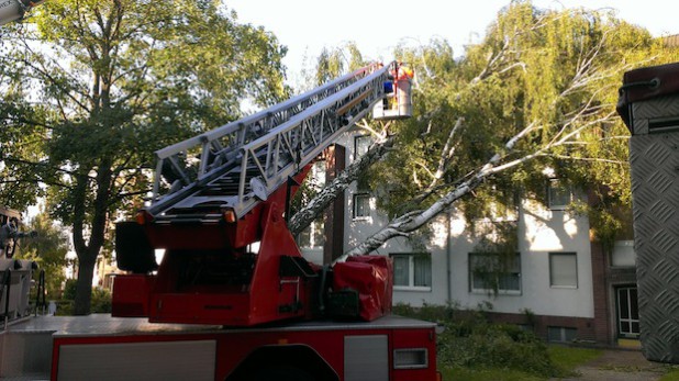 Einsatz der Arnsberger Drehleiter in Düsseldorf (Foto: Feuerwehr der Stadt Arnsberg).