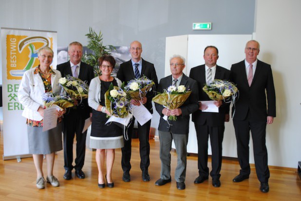 Bürgermeister Ralf Péus (r.) gratulierte den sechs Ortsvorstehern in der Gemeinde Bestwig zu ihrer Neu- oder Wiederwahl (Foto: Gemeinde Bestwig).