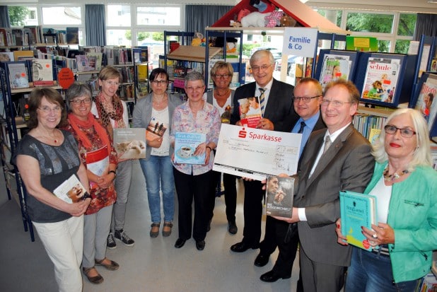 Unterstützung für Betroffene und Angehörige: Die Stadtbücherei hat ihren Bestand um zahlreiche Medien zum Themenkomplex „Demenz“ erweitert (Foto: Stadtbücherei Meschede).