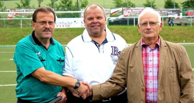 Das Bild zeigt Rolf Schneider links, Ralf Plate in der Mitte und Julio Esteban rechts (Foto: Pascal Emrich/FLVW Siegen-Wittgenstein).