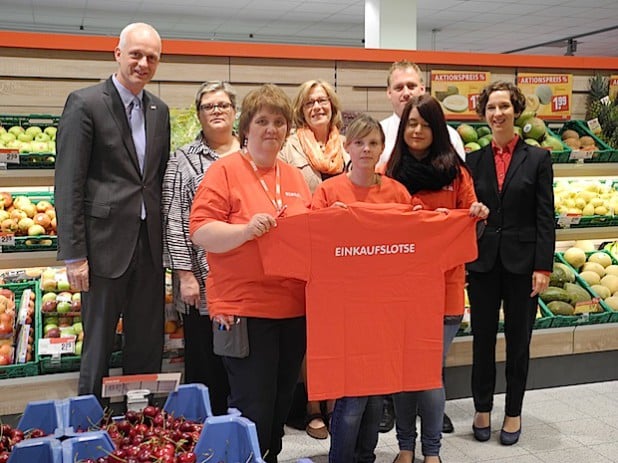 Seit heute im REWE:XL-Markt in Burbach immer dienstags und freitags im Einsatz: Einkaufslotsen, die beim Einkauf behilflich sind (Foto: Gemeinde Burbach).