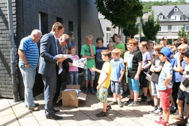 Bürgermeister Bernhard Baumann, Umweltberater Matthias Jung und Jugendpfleger Thilo Edelmann verteilten die begehrten Fan-Objekte (Foto: Gemeinde Neunkirchen).