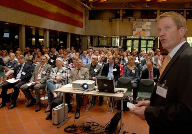 Thomas Busch, Leiter des Hubertus-Schwartz-Berufskollegs (vorne), moderierte gemeinsam mit Dieter Hesse, Abteilungsleiter Schulangelegenheiten der Kreisverwaltung, die dritte Bildungskonferenz (Foto: Wilhelm Müschenborn/Kreis Soest).